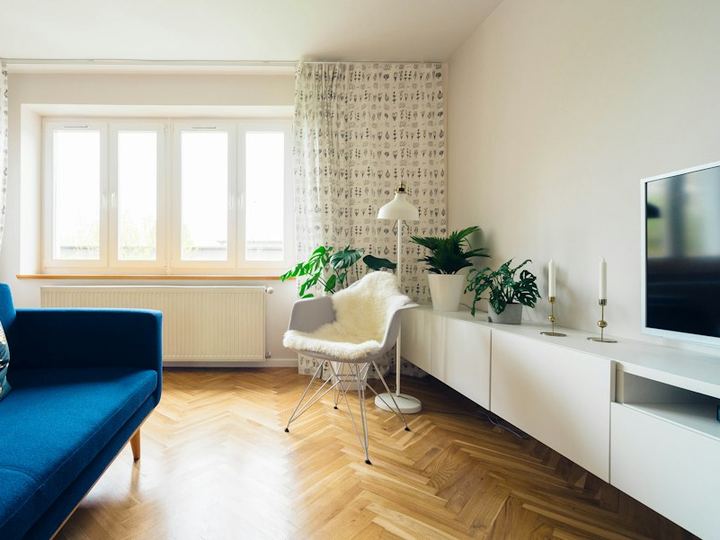 Bright living room with herringbone parquet and a balcony door
